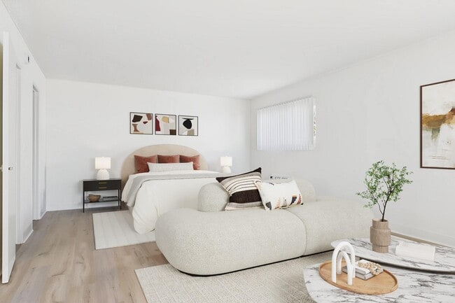 Building Photo - Gilmore  Apartments Van Nuys