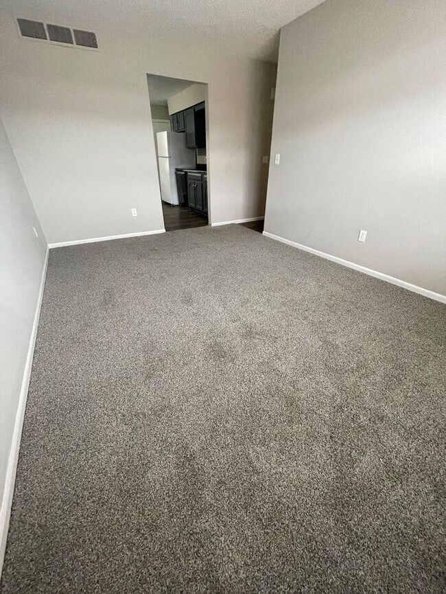 Building Photo - $1150 - 3Bd/1B 425 Castle Dr Bonner Spring...