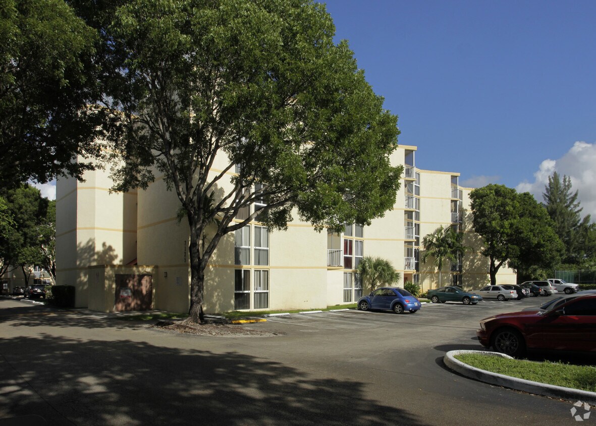 Las Brisas at Country Club of Miami Apartments Hialeah, FL