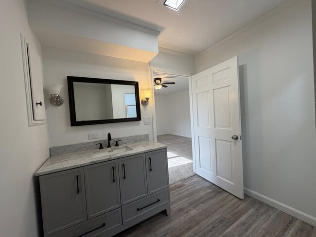 Building Photo - 2657 Dresden Rd