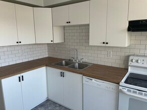 Building Photo - Property Name