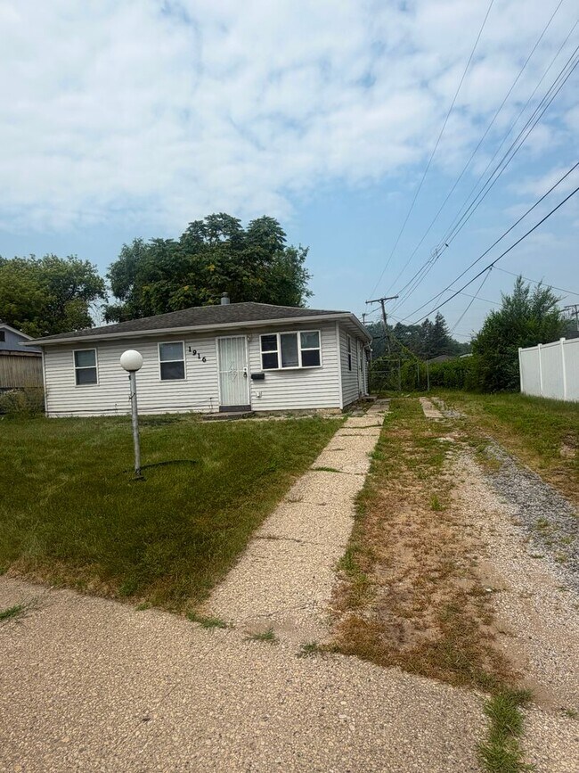 Foto del edificio - Very spacious  • 3 Bedroom • 1 Bathroom home.