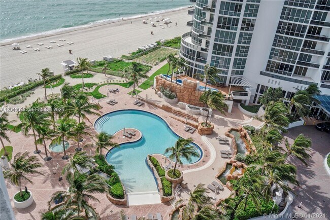 Foto del edificio - 18201 Collins Ave