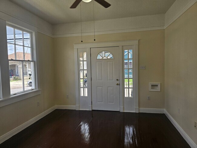 Foto del edificio - 4702 Euphrosine St