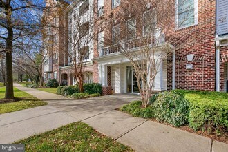 Building Photo - 5801 Clipper Ln