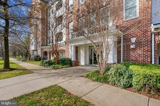 Building Photo - 5801 Clipper Ln