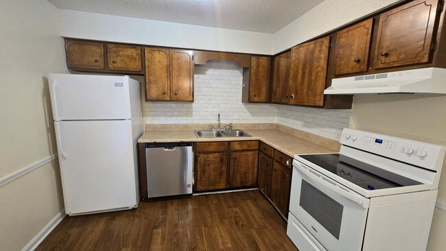 Building Photo - 1097 Live Oak Dr