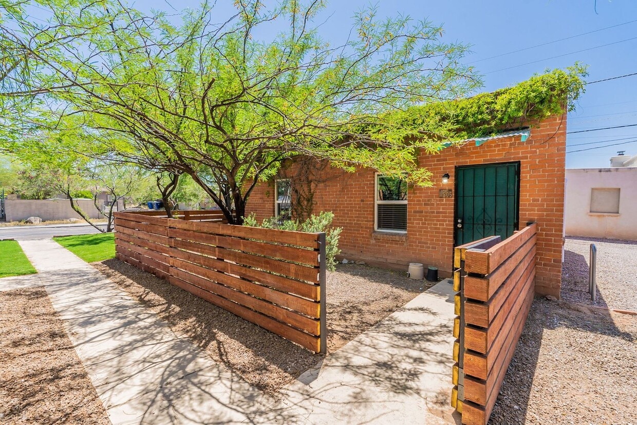 Primary Photo - 305-315 N Highland Ave