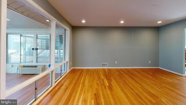 Building Photo - 8606 Magnolia Dr