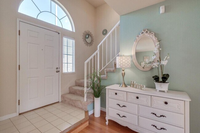 Foto del edificio - 4 Bed/2 Bath Home with Maintenance-Free ba...