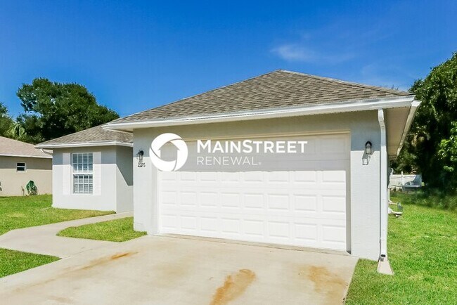 Foto del edificio - 3 Bedroom Pet-Friendly Home in Vero Beach, FL with Main Street Renewal