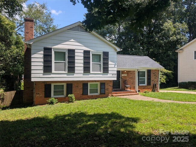 Foto del edificio - 5713 Barrington Dr