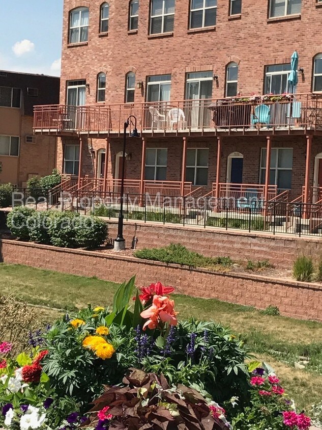 Primary Photo - Beautiful Town Home in Olde Town Arvada