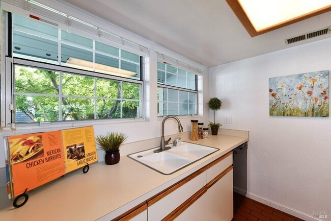Building Photo - Beautiful Two Bedroom Yountille Condo