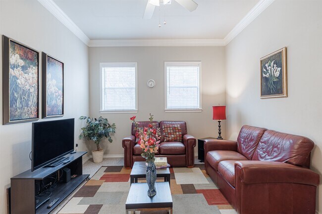 Foto del edificio - 2400 McCue Rd