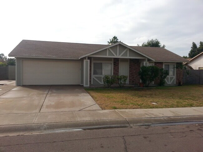 Foto del edificio - "Charming 4-Bed Oasis in Chandler with 2 Full Baths and Spacious 1,384 Sq Ft Layout!"