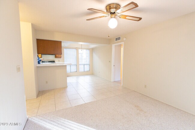 Foto del edificio - 10610 S 48th St