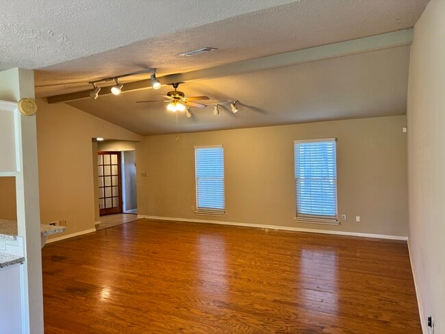 Building Photo - 9811 Charter Ridge Dr