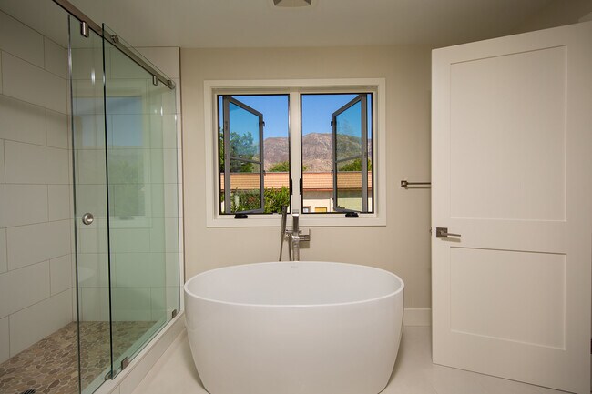 Full Luxury Bathtubs - 611 Pearl St