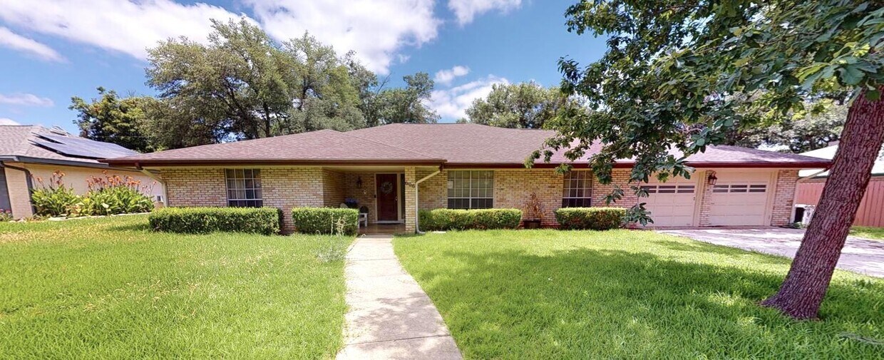 Classic Windcrest home with large, fenced House Rental in