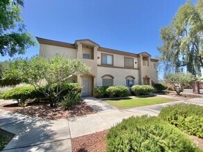 Building Photo - 3400 Cabana Dr