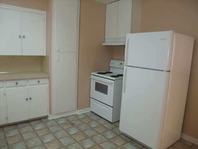 Foto del edificio - Clean 2 bedroom home with a garage only 1 ...