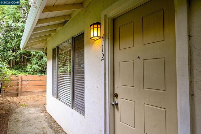 Foto del edificio - 412 Carrillo Ct