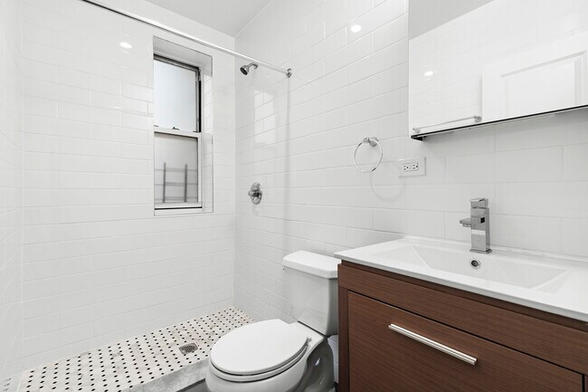 Foto del edificio - 15608 Riverside Dr W