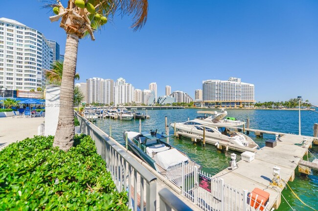 Foto del edificio - 825 Brickell Bay Dr