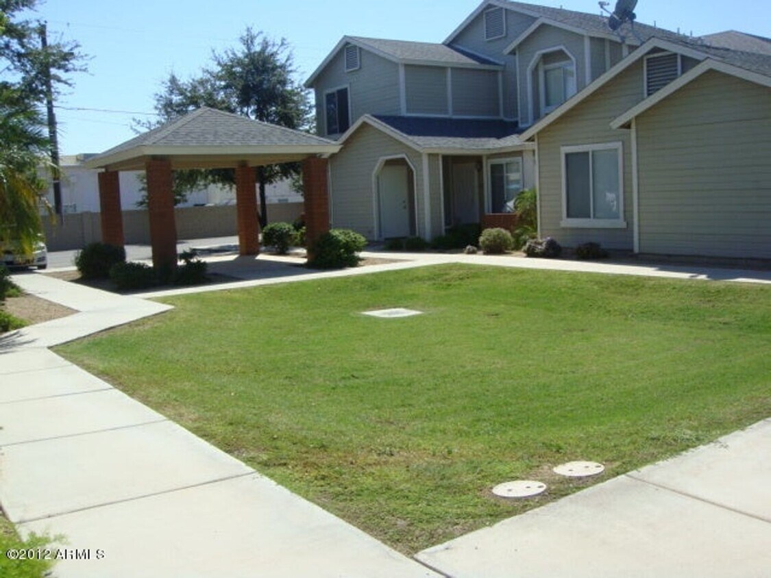 Foto principal - 2 bedroom townhome!