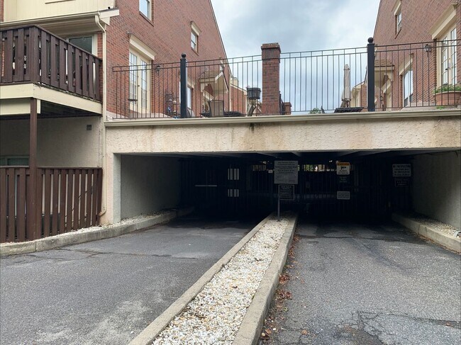 Building Photo - 3 Bedroom Townhome in a quite gated commun...
