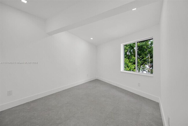 Building Photo - 2121 SW 22nd Ave