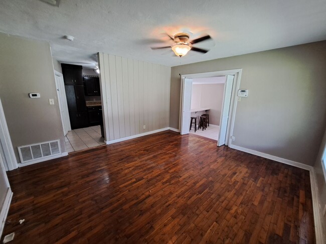 Building Photo - Nice 3BR/1BA home with fully fenced yard