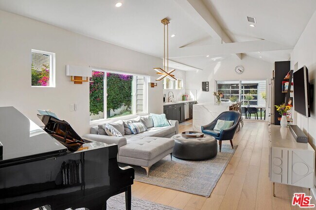 Foto del edificio - 3343 Atwater Ave