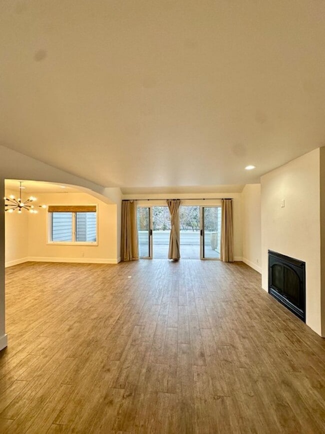 Building Photo - Riverfront Gated 2 Bedroom Luxury Condo!!