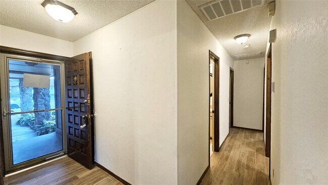 Building Photo - 211 Redbud St