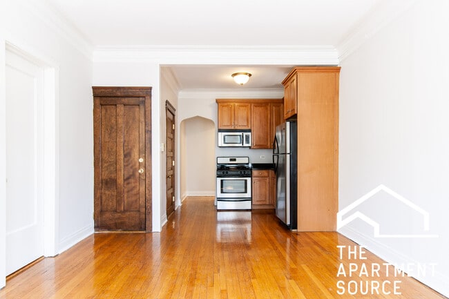 Building Photo - 652 W Buckingham Pl