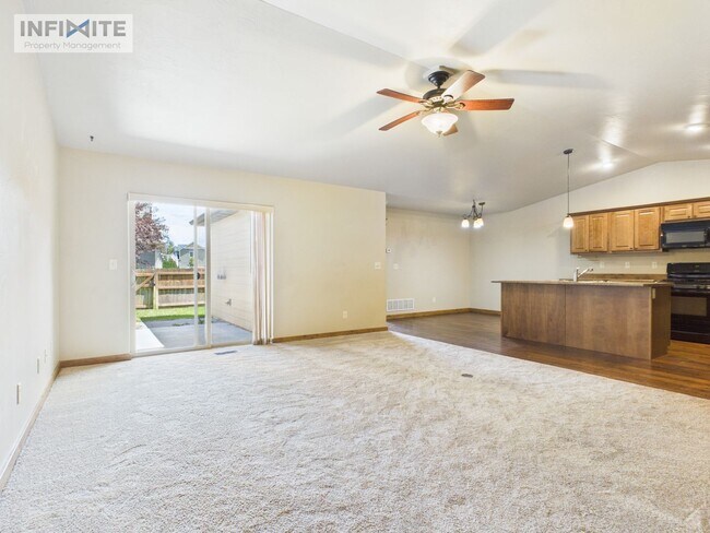 Building Photo - Beautiful 3-Bedroom Condo Near Four Corners