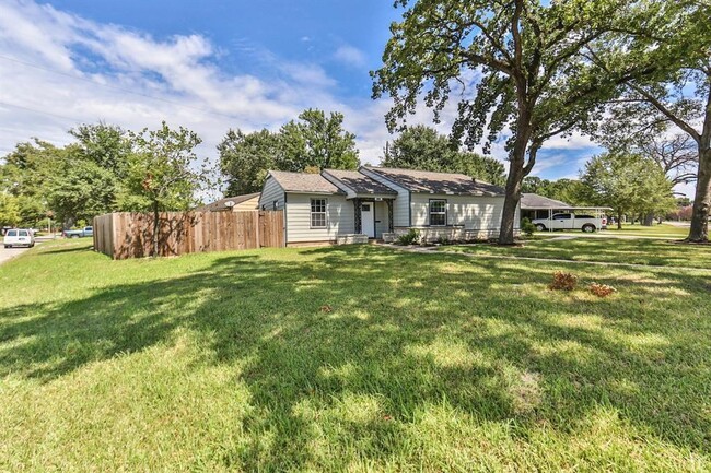 Building Photo - 7123 La Paseo St