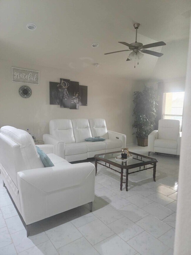 Building Photo - 9307 Sagebrush Ave