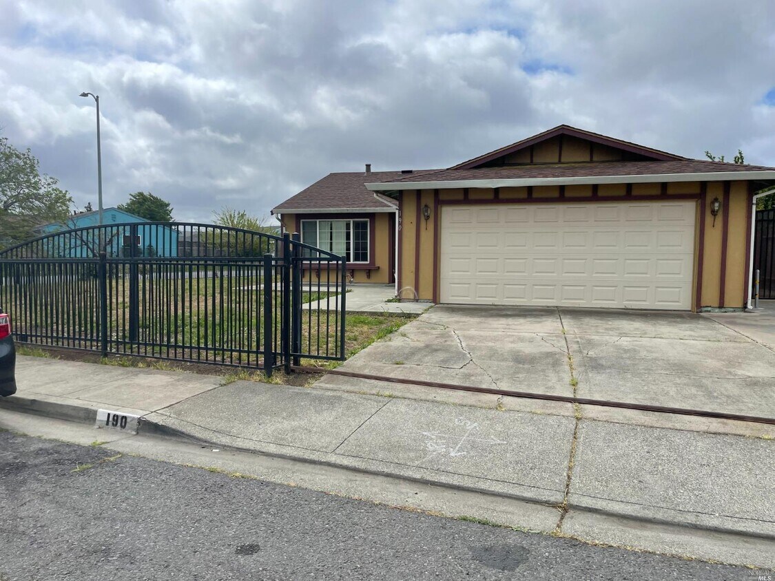 Primary Photo - 190 Larsen Cir