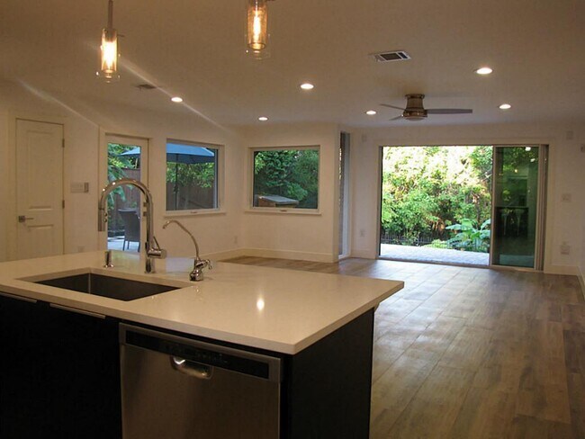 Foto del edificio - 6307 Deerwood Rd