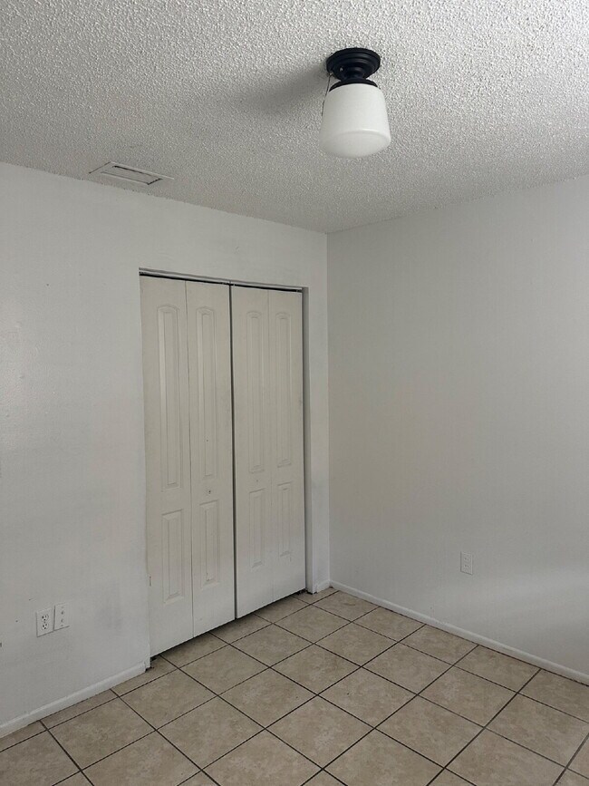 Building Photo - Cute 3 Bedroom, 1 Bathroom house for Rent