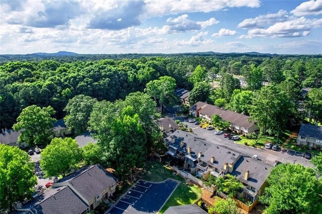 Building Photo - Room in Condo on Palmyra Dr