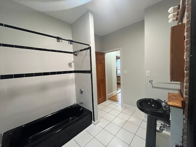 Building Photo - 77 Centre St