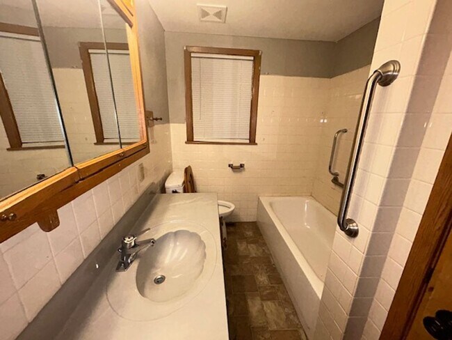 Foto del edificio - Nice west side Home.3+ bedroom with a cozy backyard