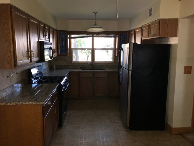 Foto del edificio - Looking for a house with a large yard?