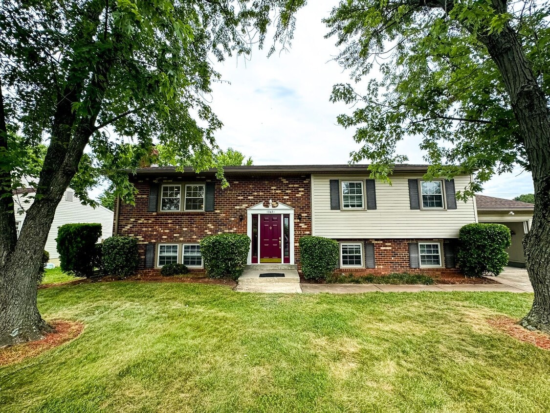 Spacious 5 Bed 3 Bath Home Walking Distanc... - Spacious 5 Bed 3 Bath Home Walking Distanc...