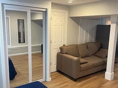 Building Photo - Updated unit Great location W/D hook up