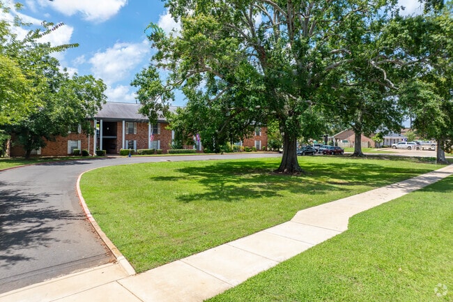 The Colonial - The Colonial Apartments